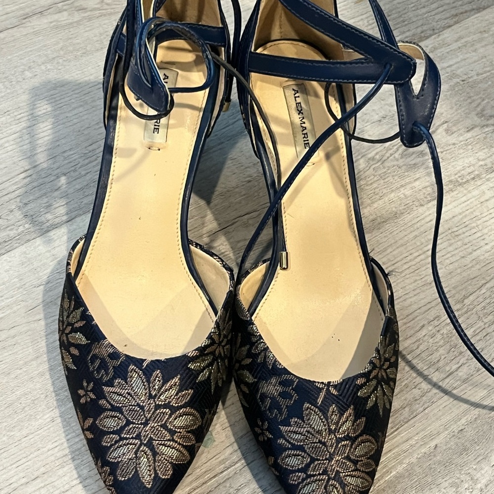 Elegant Heels with Floral Embellishments Mark Alexa Marie size 7 used great